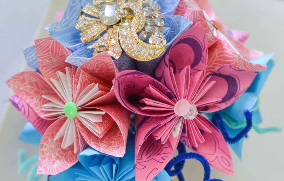 As sustainability continues to be at the forefront of many couples wedding plans, today I thought we'd take a look at some of the ways to create an eco friendly bouquet.